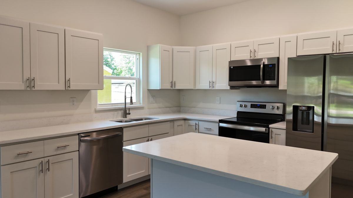 1515 Elizabeth Ave - Photo 3 of 16