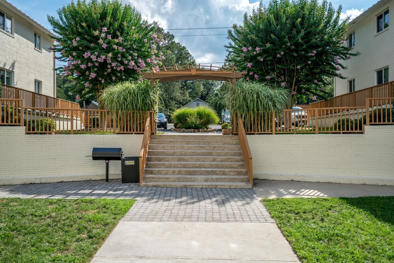 1104 N Greensboro St - Photo 5 of 36