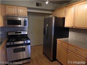 433 Fox Hills Drive South - Photo 3 of 4