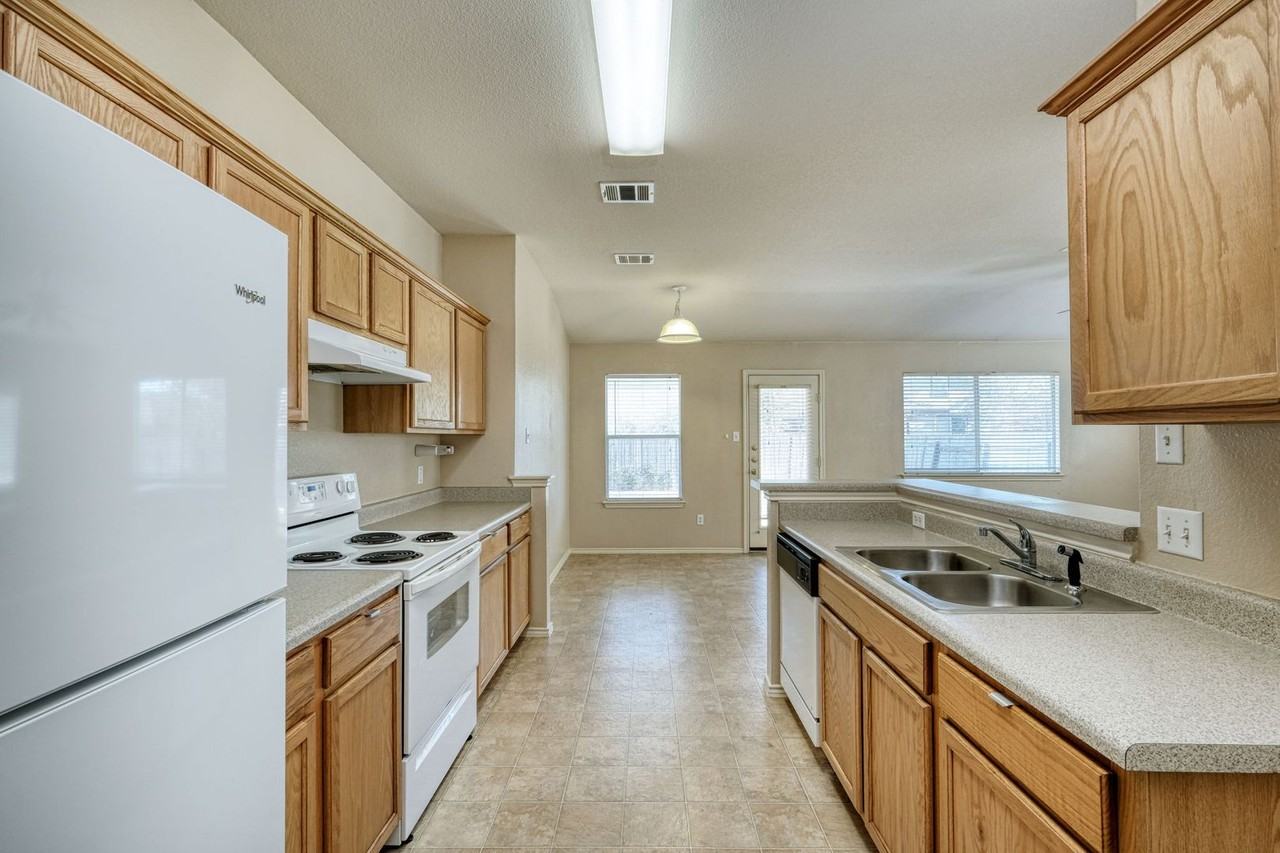 13613 Lyndon B Johnson St - Photo 4 of 14