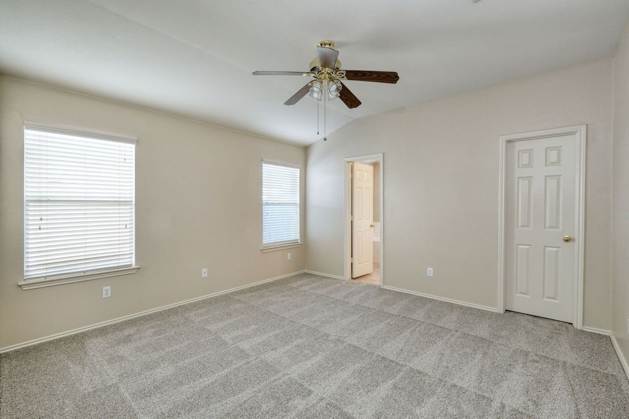 13613 Lyndon B Johnson St - Photo 5 of 14