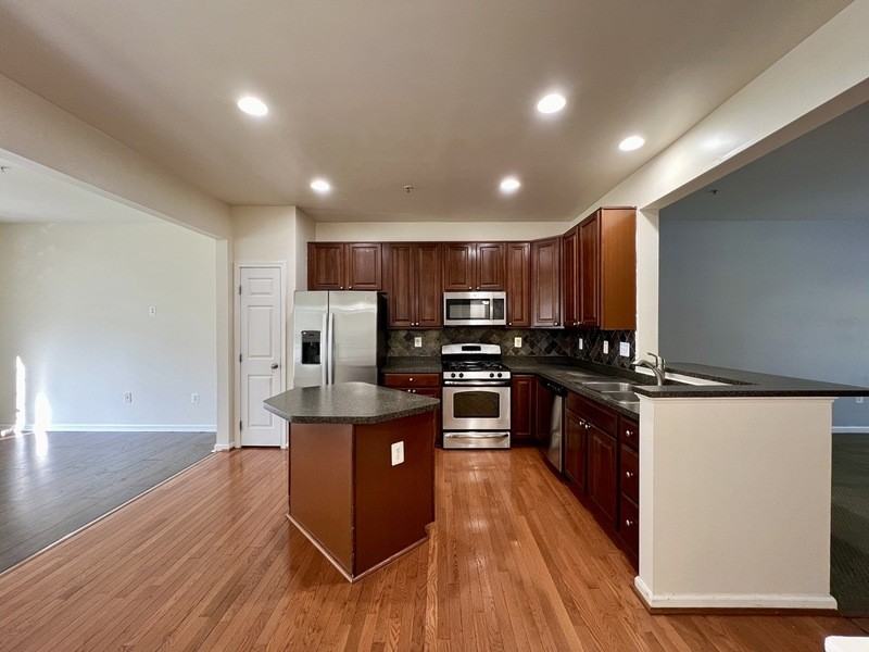 1121 Wilberforce Ct - Photo 2 of 34