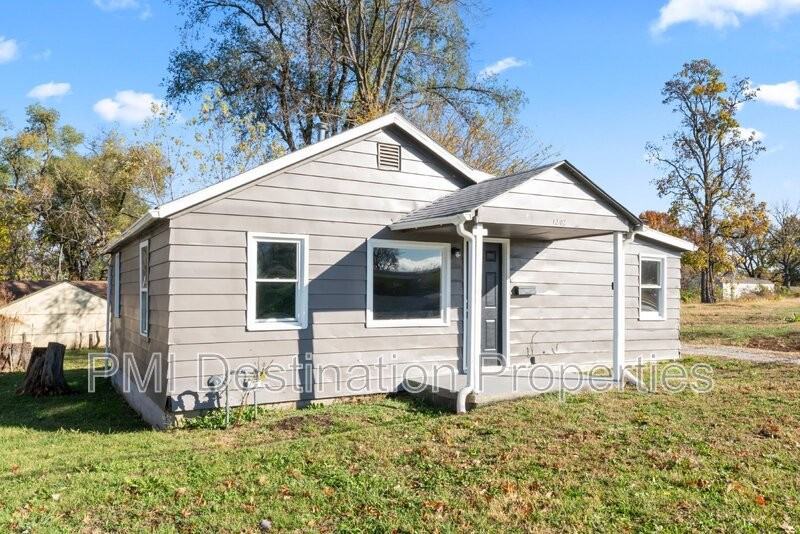 1202 E 23rd St S - Photo 3 of 28