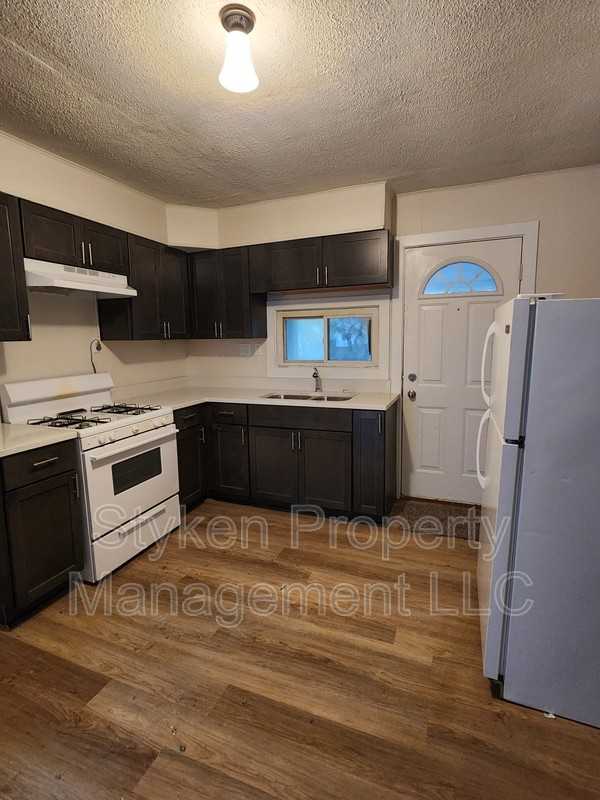 818 N Rosewood Ave - Photo 2 of 9