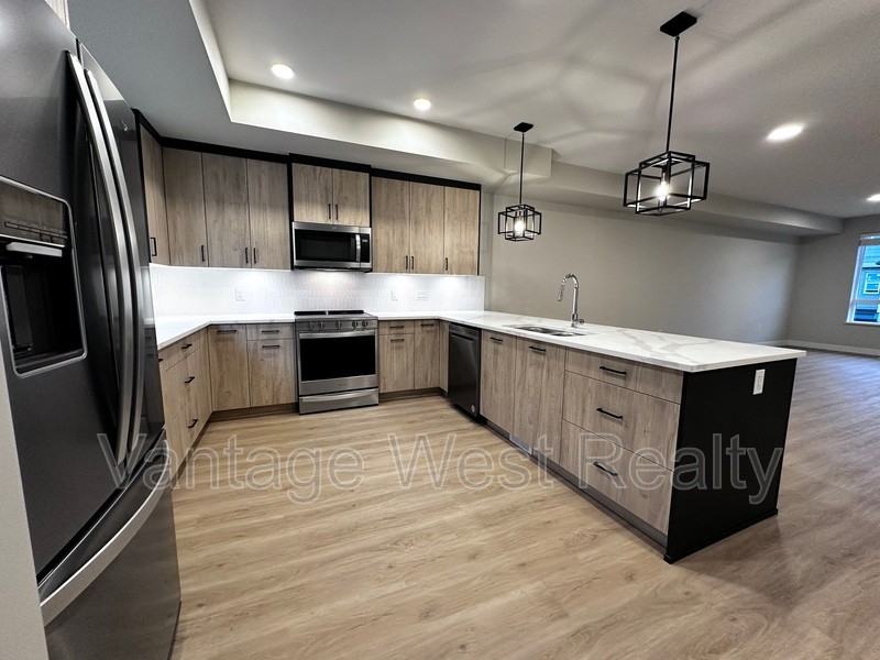 2701 Gellatly Rd S - Photo 2 of 31