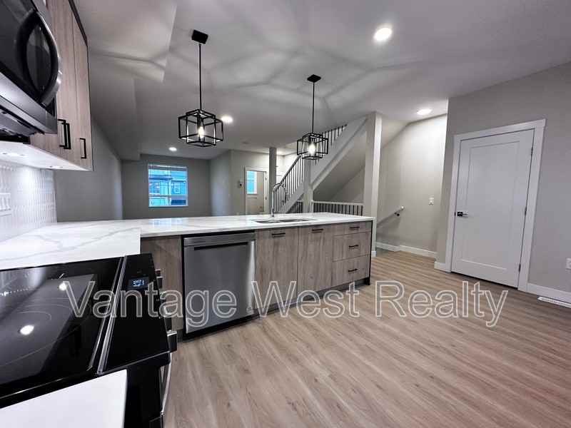 2701 Gellatly Rd S - Photo 3 of 31