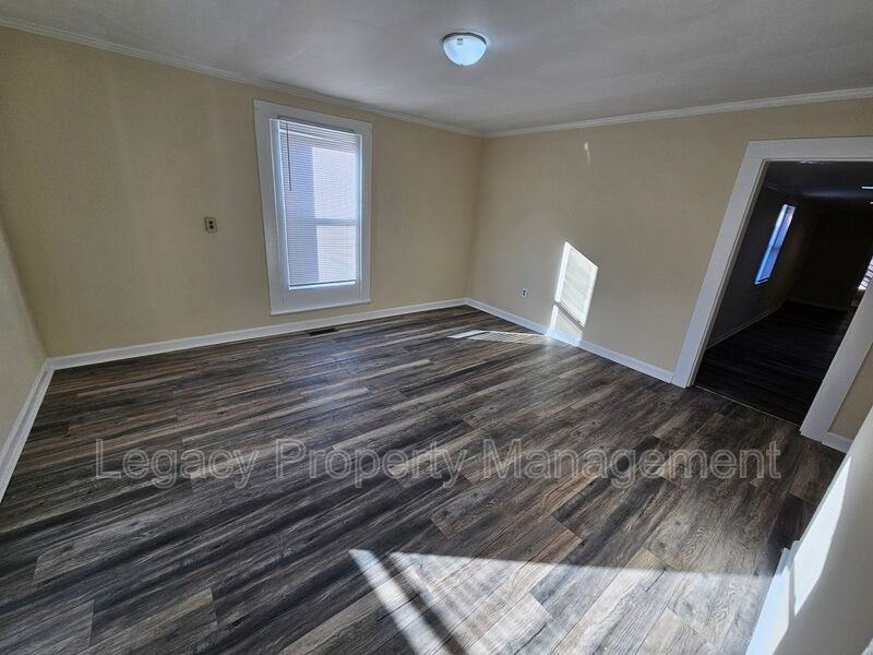 712 Larry Ave - Photo 2 of 8