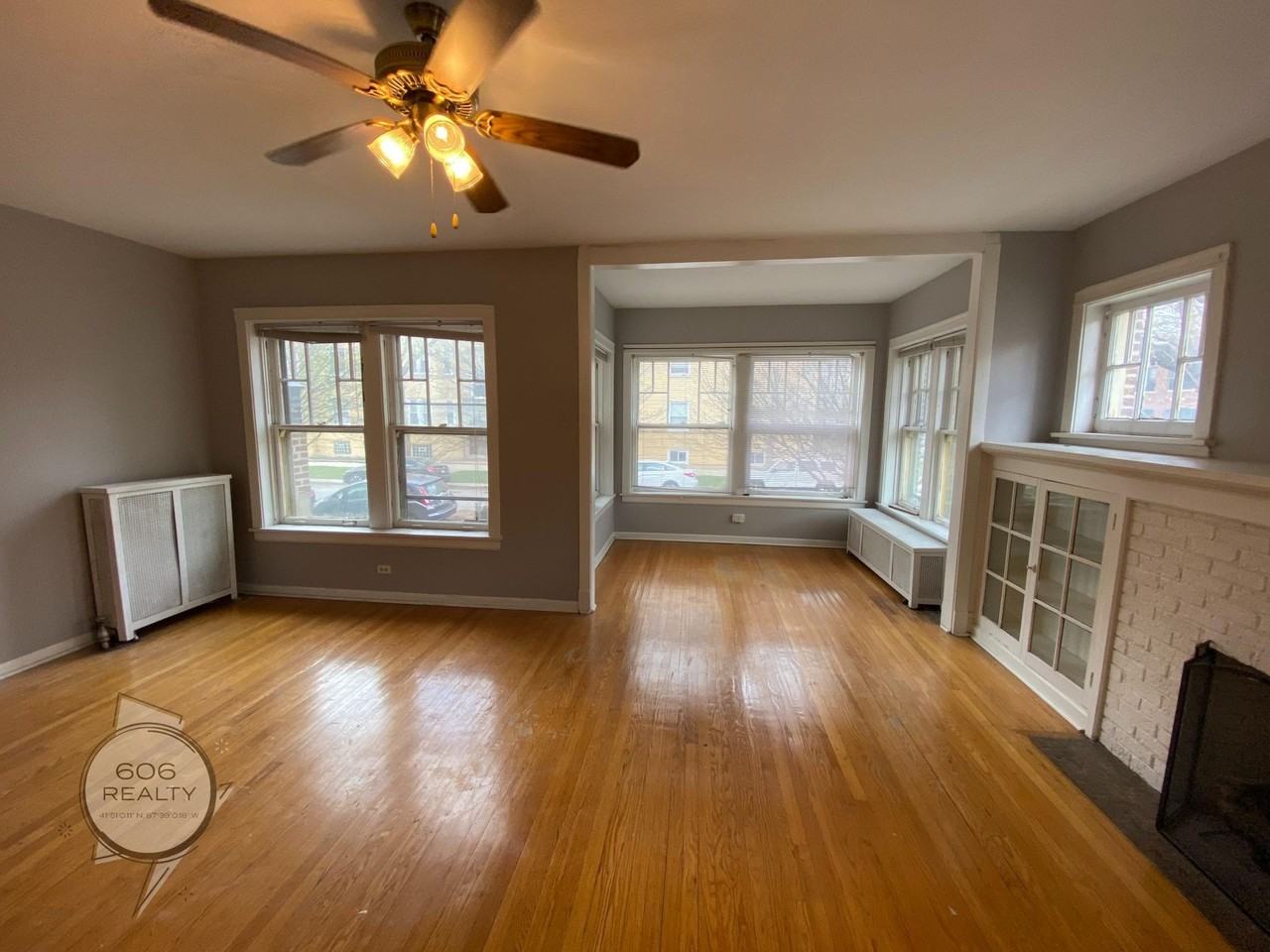 Large Vintage Ravenswood Apts! SPECIAL OFFER! - Photo 3 of 10