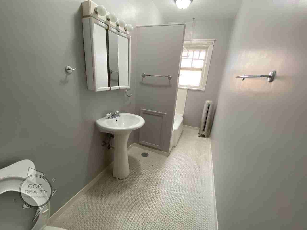Large Vintage Ravenswood Apts! SPECIAL OFFER! - Photo 5 of 10