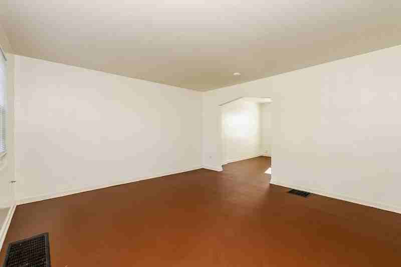 1302 Chardon Ct - Photo 2 of 10