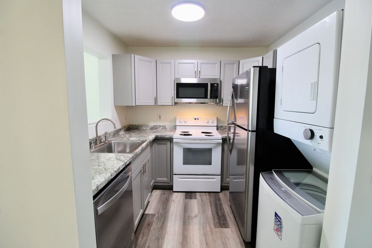1380 Hunters Rd Apt B - Photo 2 of 16