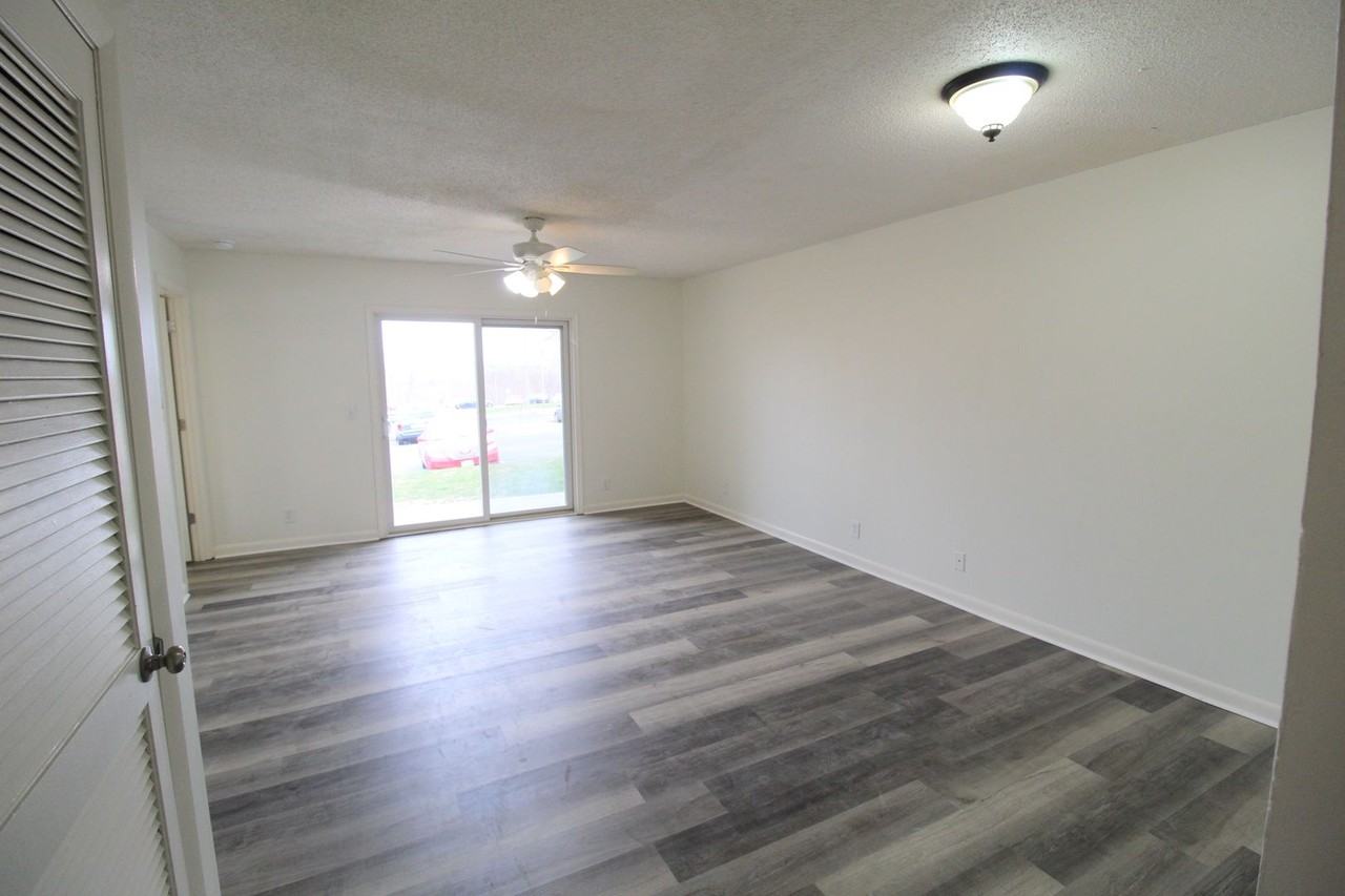 1380 Hunters Rd Apt B - Photo 5 of 16