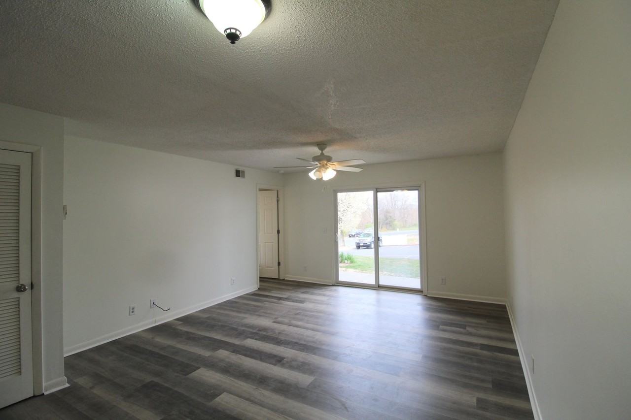 1380 Hunters Rd Apt B - Photo 6 of 16