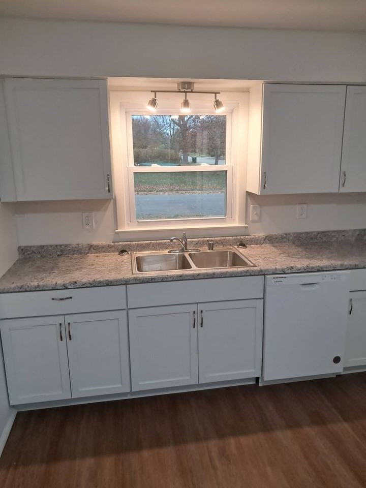 2449 W Custer Ave - Photo 2 of 8