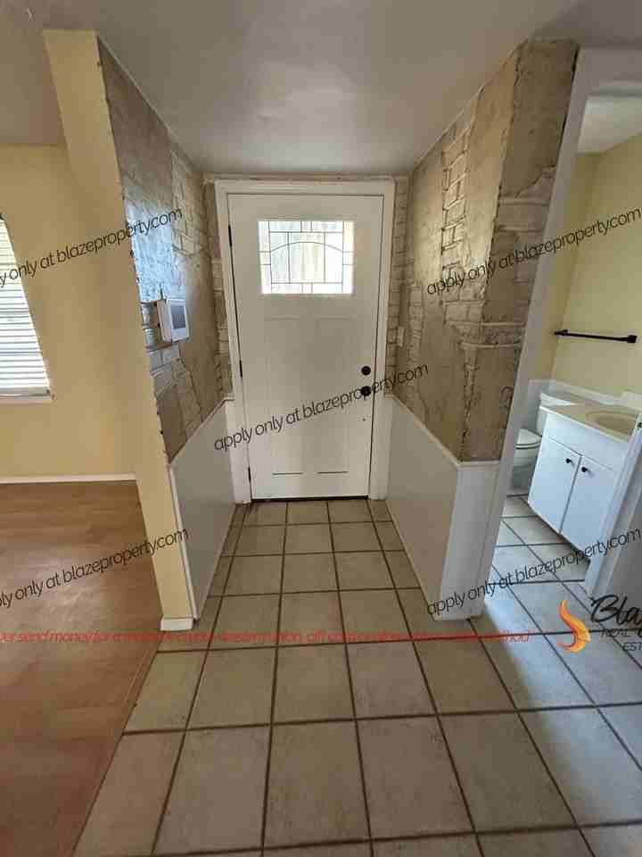 5712 Everett Ave - Photo 2 of 17