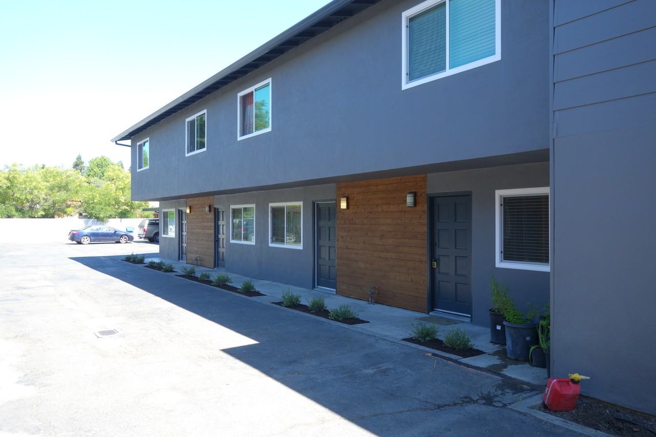 Townhome unit, 1 car parking, on - Photo 2 of 17
