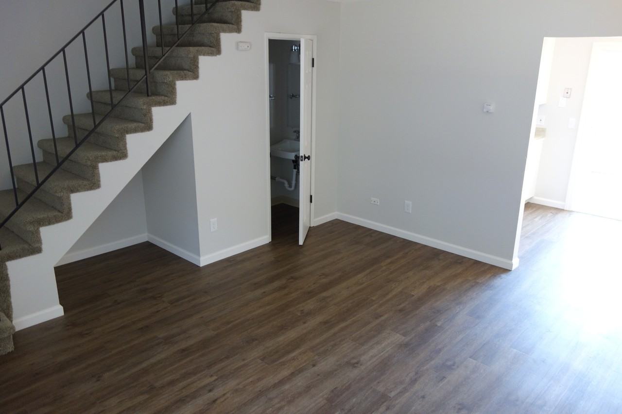 Townhome unit, 1 car parking, on - Photo 5 of 17