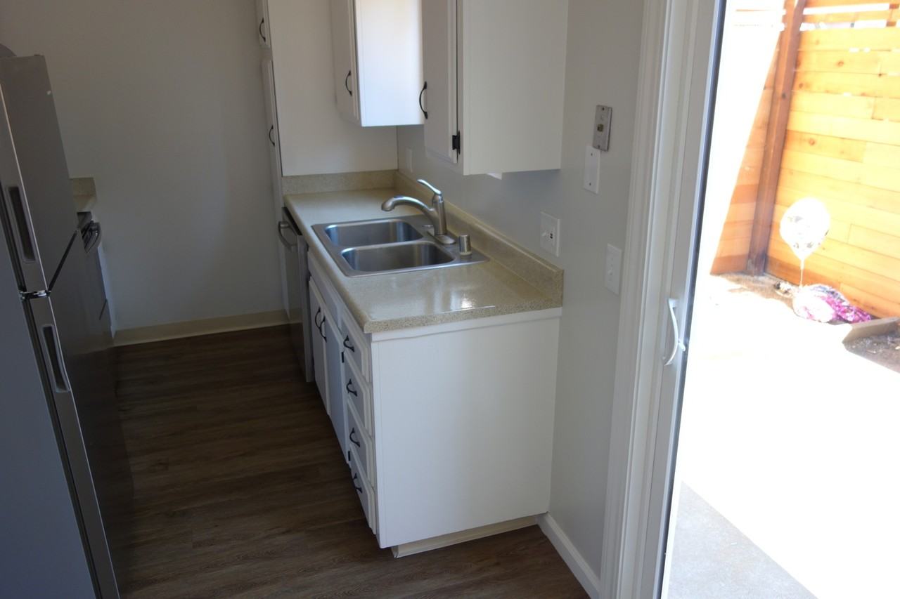 Townhome unit, 1 car parking, on - Photo 7 of 17