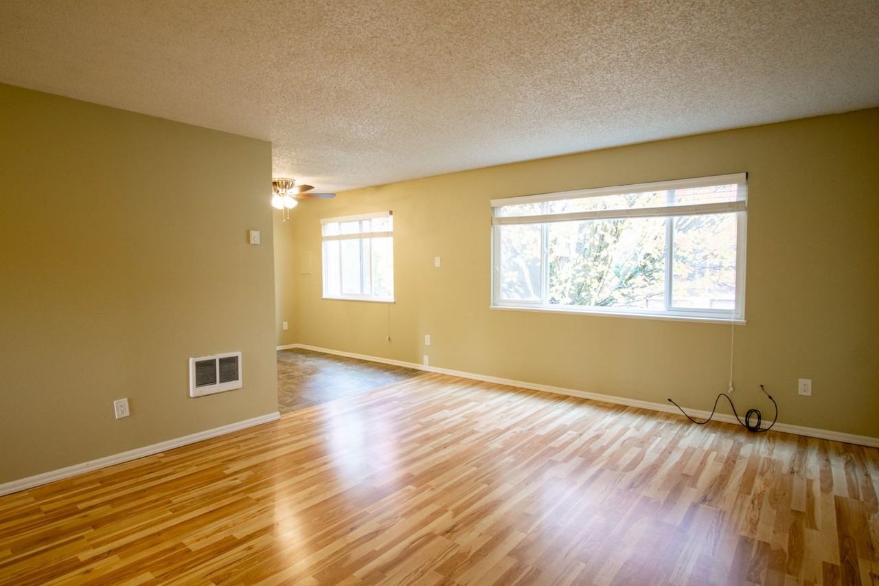 1527 Se Stark St - Photo 2 of 13