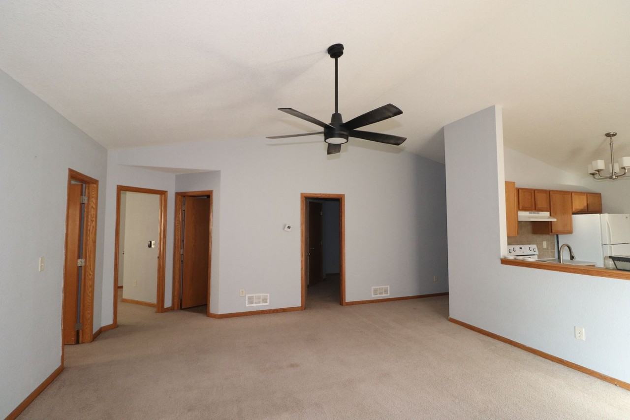 1618 Clover Dr - Photo 3 of 15