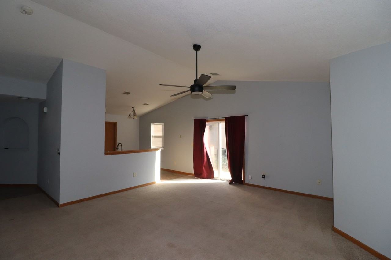 1618 Clover Dr - Photo 4 of 15