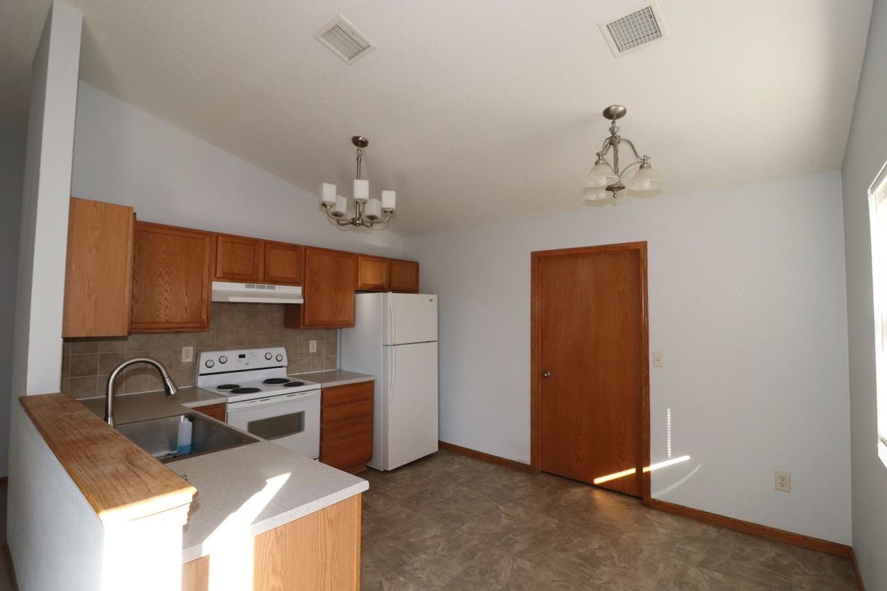1618 Clover Dr - Photo 6 of 15