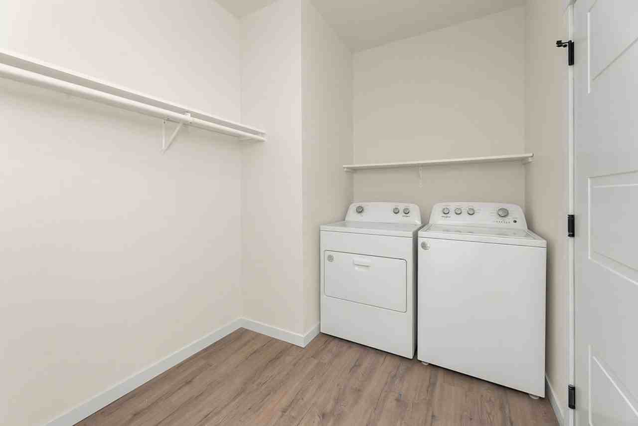 905B 8th St Sw #B - Photo 3 of 10