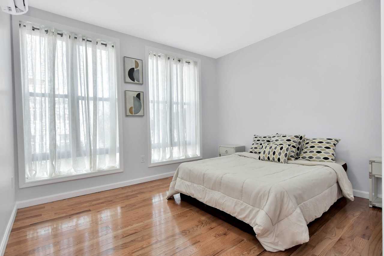 284 Essex Street - Photo 4 of 10