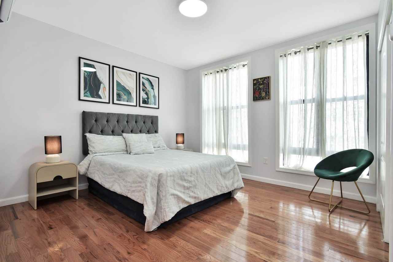 284 Essex Street - Photo 5 of 10