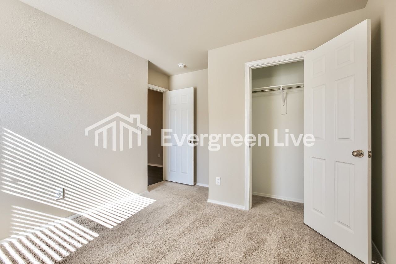 1067 Huntington Dr - Photo 3 of 15