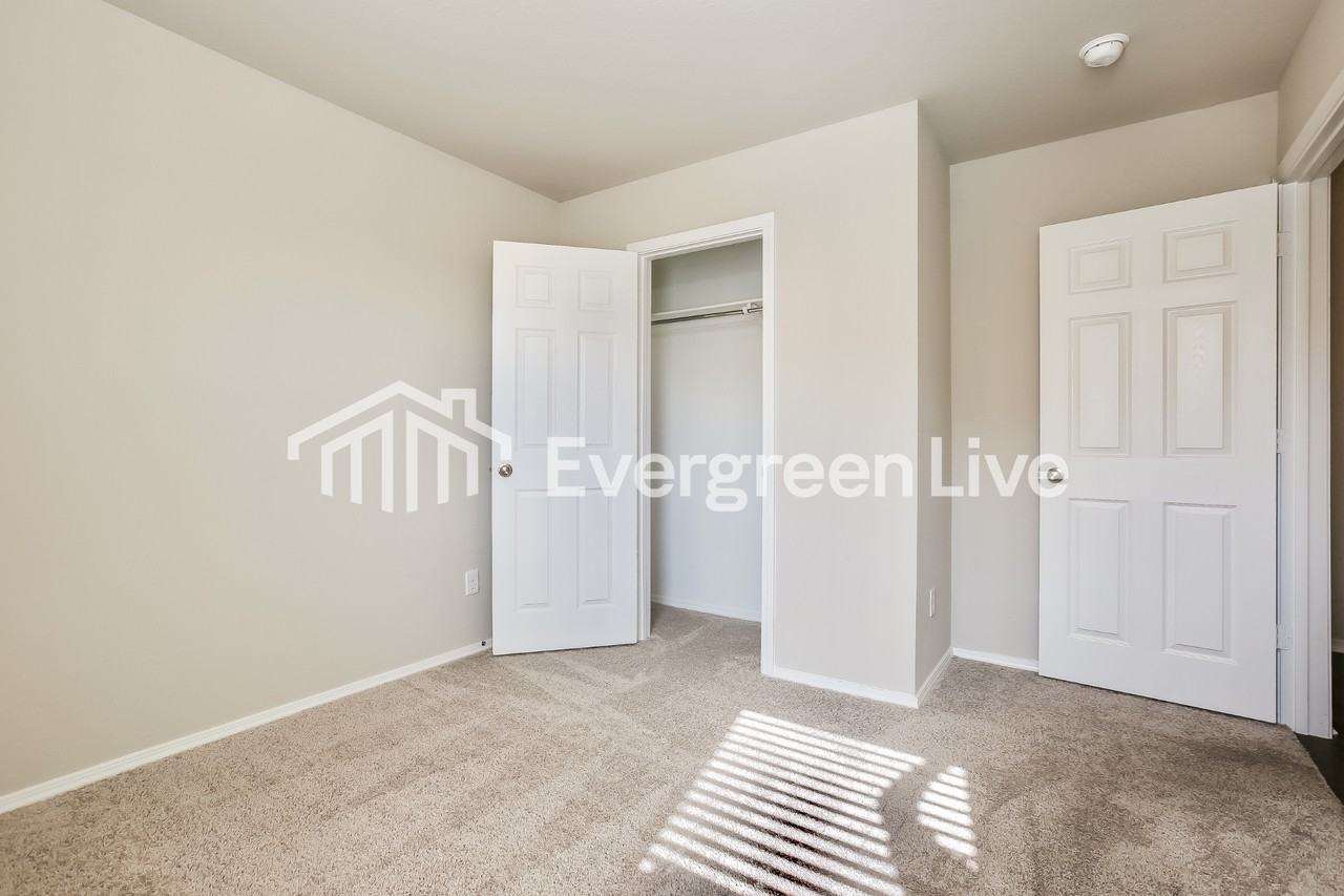 1067 Huntington Dr - Photo 4 of 15