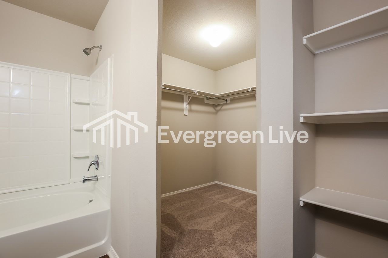 1067 Huntington Dr - Photo 5 of 15