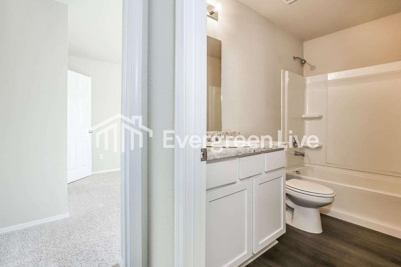 1067 Huntington Dr - Photo 6 of 15