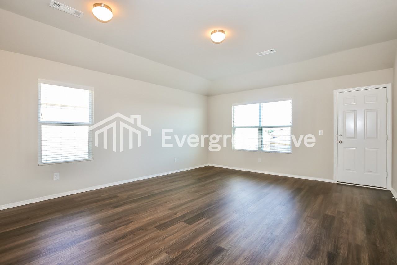 1067 Huntington Dr - Photo 6 of 14