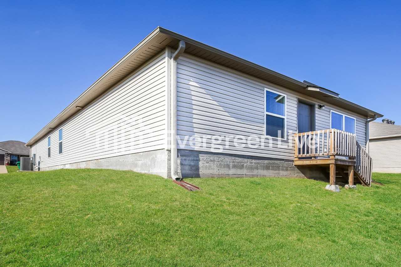 1067 Huntington Dr - Photo 2 of 15