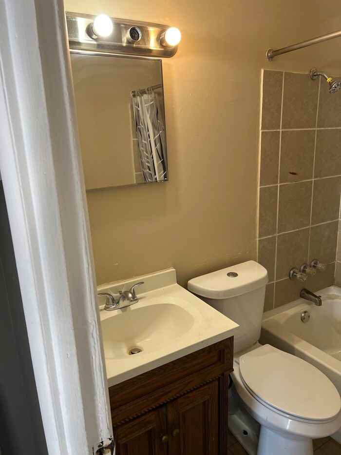 942 Ne Poplar St #942 - Photo 2 of 10