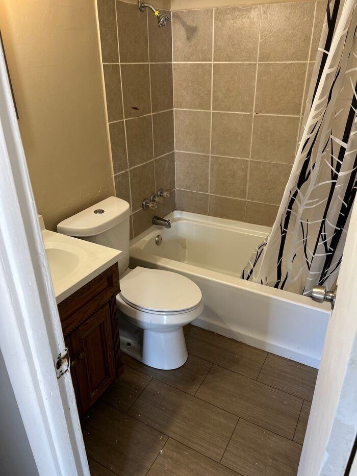 942 Ne Poplar St #942 - Photo 3 of 10