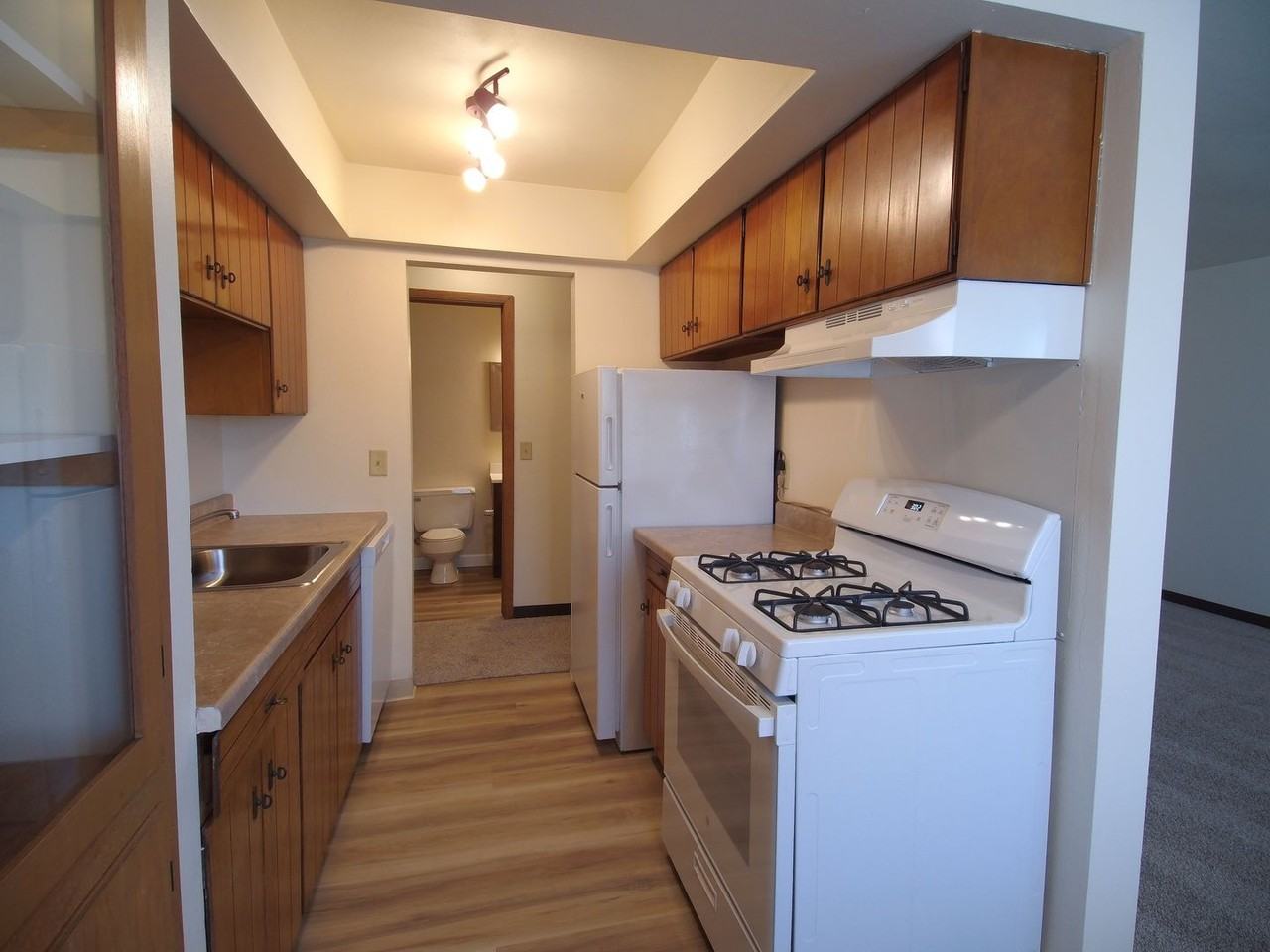 Oakview Manor - Photo 2 of 11