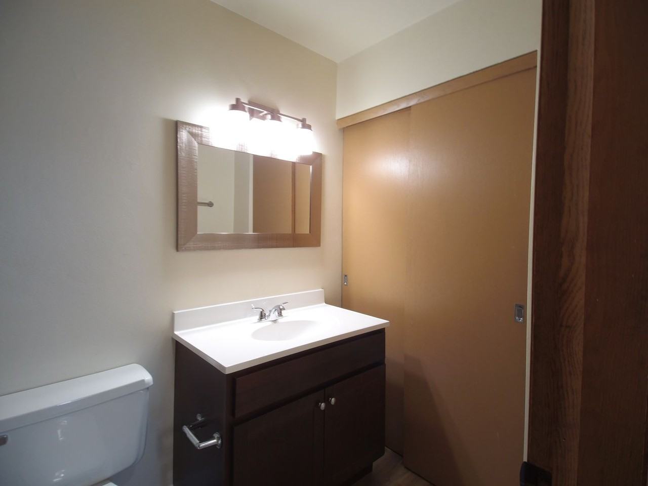 Oakview Manor - Photo 5 of 11