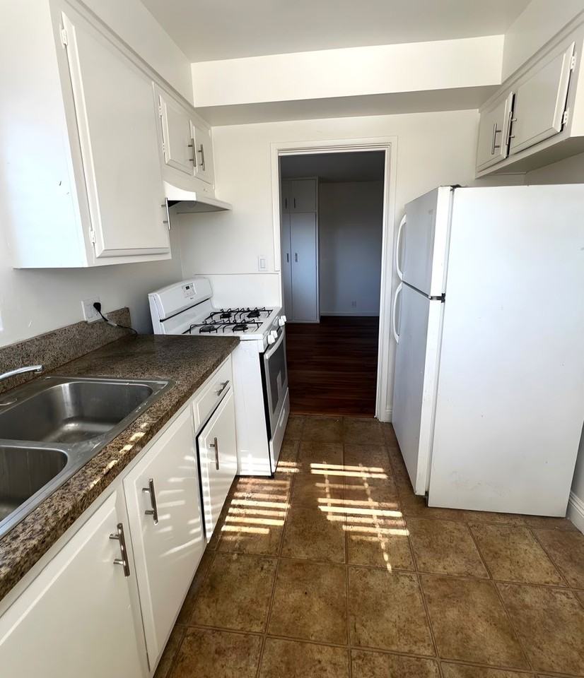 6125 S. Victoria Ave. - Photo 7 of 9