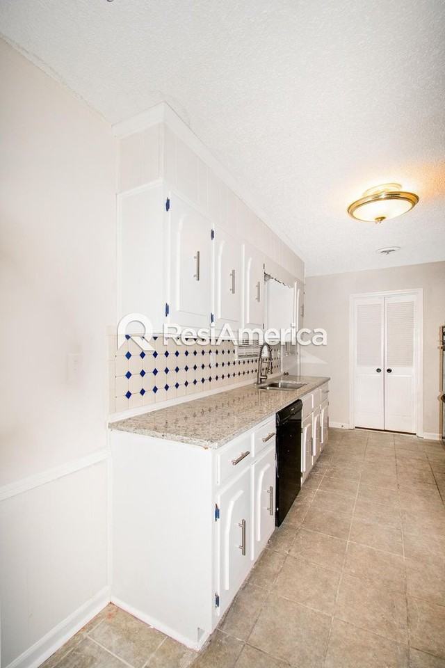 1106 Rasco Rd W - Photo 3 of 17