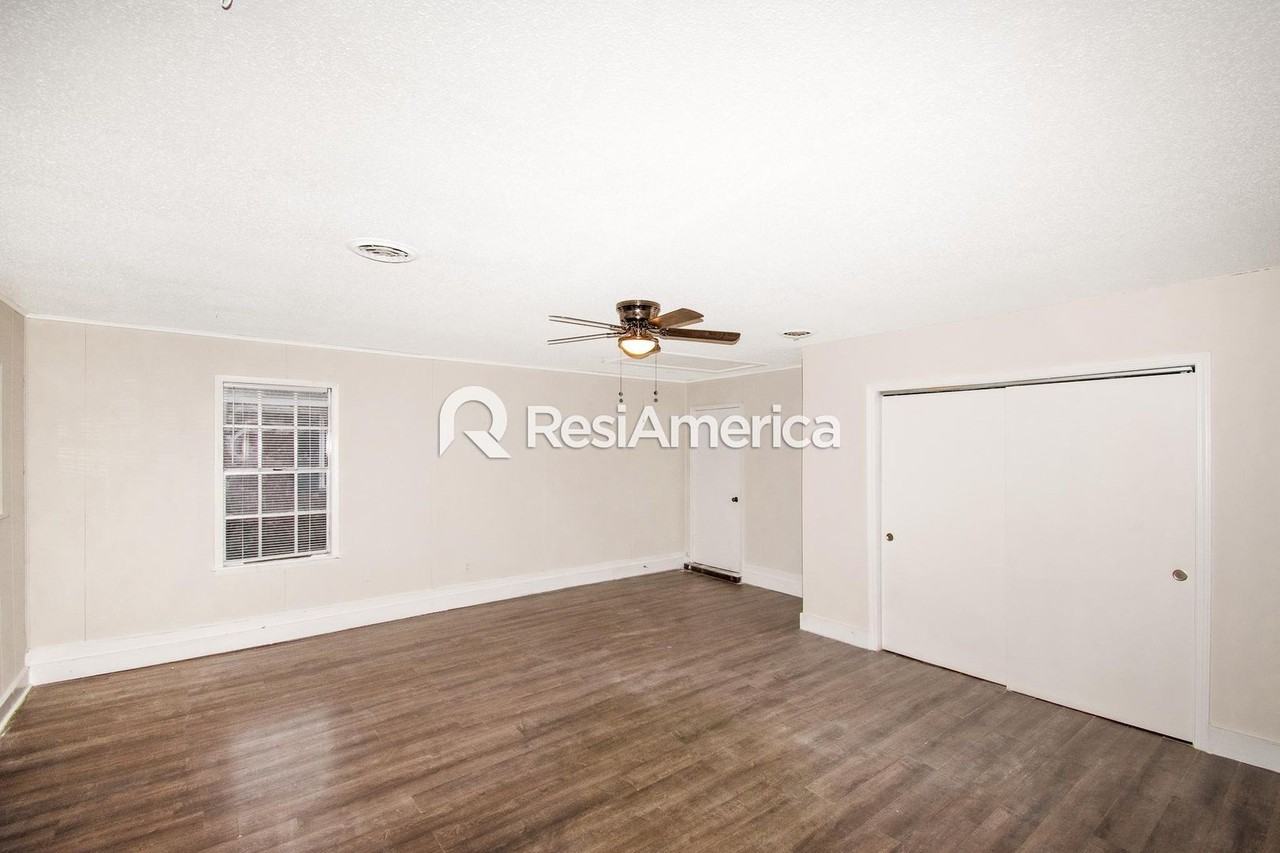 1106 Rasco Rd W - Photo 7 of 17