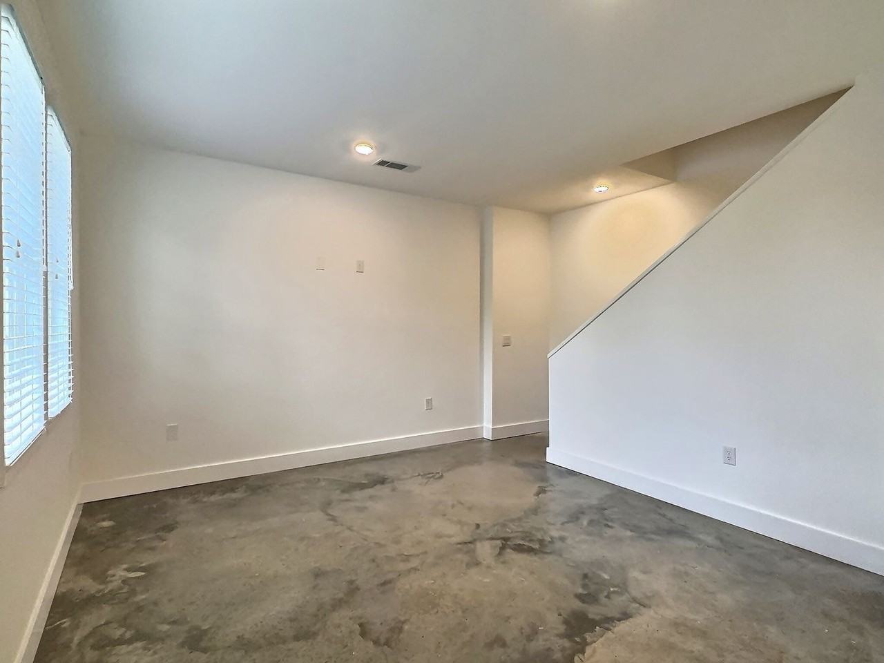 5052 Mercer St - Photo 5 of 21