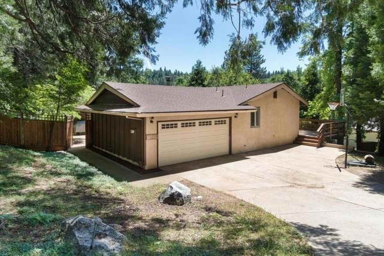 26232 Parkwood Dr E - Photo 2 of 6