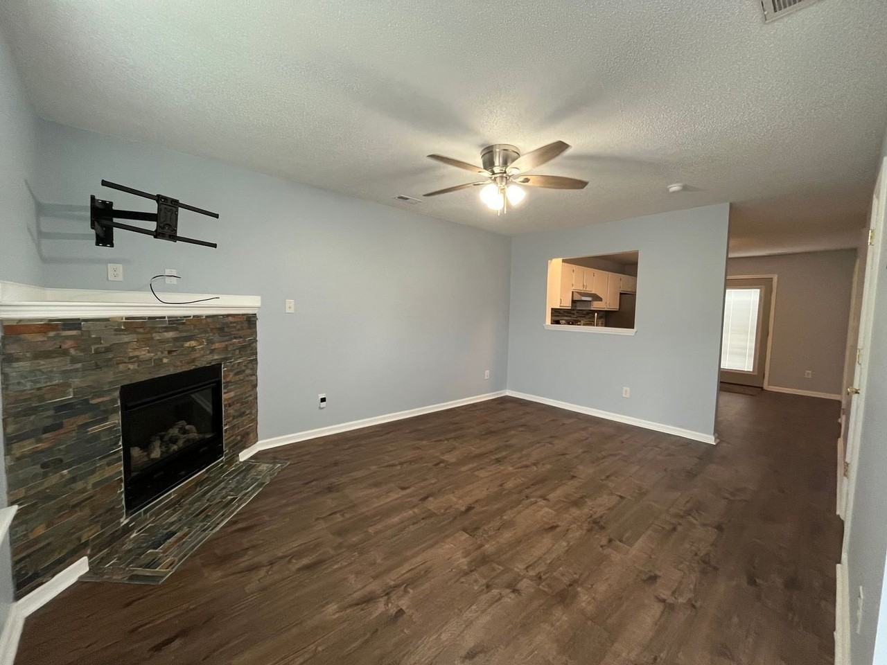 110 Pinegrove Ct - Photo 2 of 17