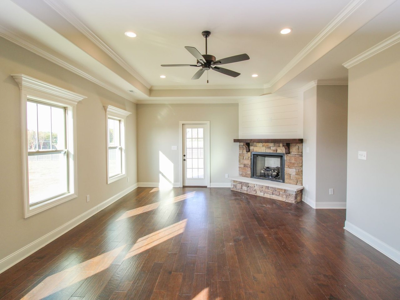 18084 Longleaf Dr - Photo 4 of 34