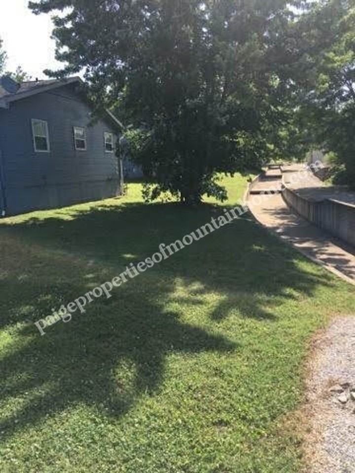 439/441 Kathleen Place - Photo 2 of 32