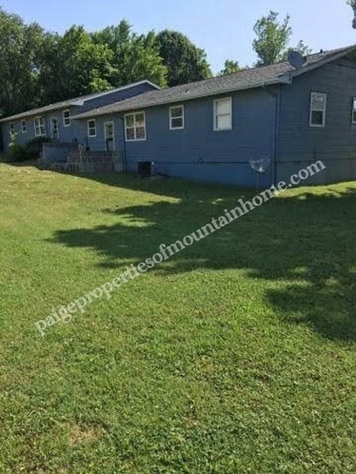 439/441 Kathleen Place - Photo 3 of 32