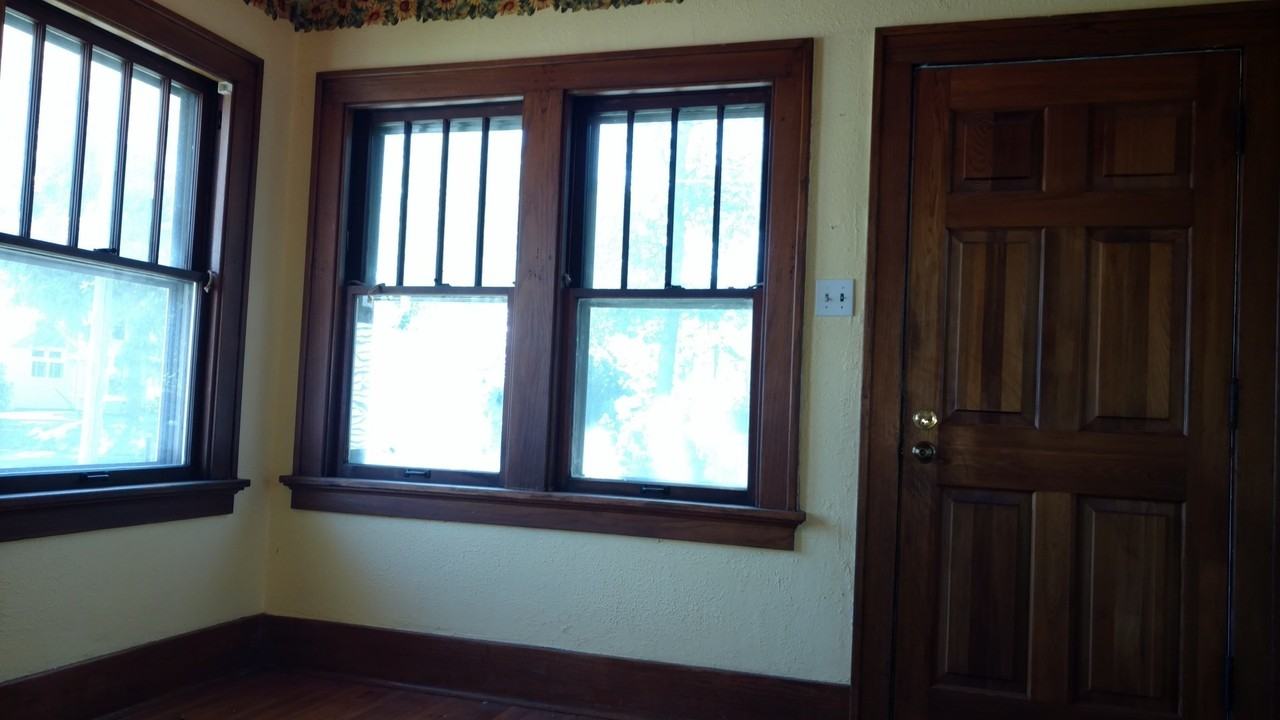 615 W 9th St - Photo 2 of 10