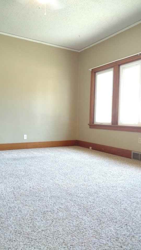 615 W 9th St - Photo 3 of 10